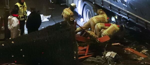 Спасатели осматривают грузовик, протаранившиц толпу на Рождественской ярмарке в Берлине - Sputnik Việt Nam