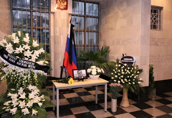 Sổ tang chia buồn về cái chết của Đại sứ Andrei Karlov tại Đại sứ quán LB Nga ở Việt Nam Sổ tang chia buồn về cái chết của Đại sứ Andrei Karlov tại Đại sứ quán LB Nga ở Việt Nam - Sputnik Việt Nam