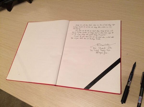 Sổ tang chia buồn về cái chết của Đại sứ Andrei Karlov tại Đại sứ quán LB Nga ở Việt Nam Sổ tang chia buồn về cái chết của Đại sứ Andrei Karlov tại Đại sứ quán LB Nga ở Việt Nam - Sputnik Việt Nam