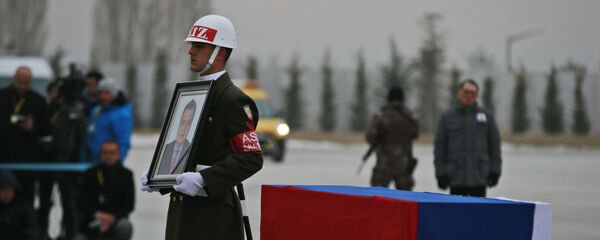 quan tài với các Đại sứ Nga tại Thổ Nhĩ Kỳ, Andrei Karlov ở sân bay Ankara - Sputnik Việt Nam