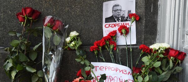 Các người đặt hoa tưởng nhớ Đại sứ Nga Andrei Karlov bị sát hại ở Thổ Nhĩ Kỳ - Sputnik Việt Nam