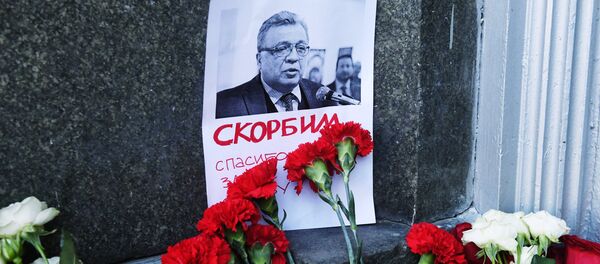 Các người đặt hoa tưởng nhớ Đại sứ Nga Andrei Karlov bị sát hại ở Thổ Nhĩ Kỳ - Sputnik Việt Nam
