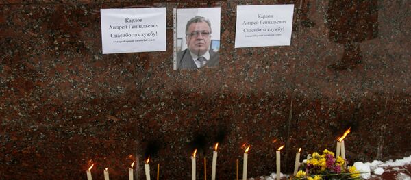 Các người đặt hoa tưởng nhớ Đại sứ Nga Andrei Karlov bị sát hại ở Thổ Nhĩ Kỳ Các người đặt hoa tưởng nhớ Đại sứ Nga Andrei Karlov bị sát hại ở Thổ Nhĩ Kỳ - Sputnik Việt Nam