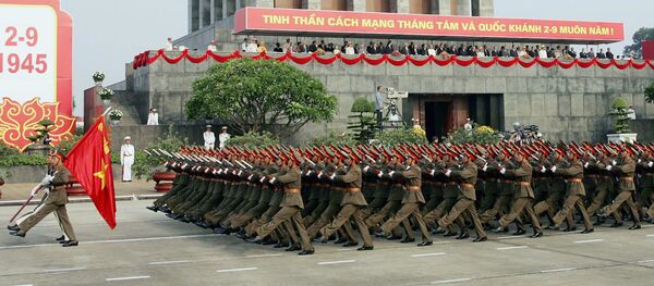 Các chiến sĩ QĐND Việt Nam trong cuộc diễu binh trước Lăng Chủ tịch Hồ Chí Minh Các chiến sĩ QĐND Việt Nam trong cuộc diễu binh trước Lăng Chủ tịch Hồ Chí Minh - Sputnik Việt Nam