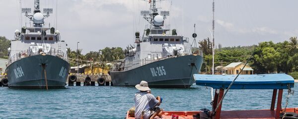 Thuyền đánh cá của ngư dân bơi qua tàu chiến ở Phú Quốc, Việt Nam Thuyền đánh cá của ngư dân bơi qua tàu chiến ở Phú Quốc, Việt Nam - Sputnik Việt Nam
