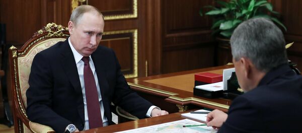 Tổng thống Vladimir Putin và Bộ trưởng Quốc phòng Nga Sergei Shoigu Tổng thống Vladimir Putin và Bộ trưởng Quốc phòng Nga Sergei Shoigu - Sputnik Việt Nam