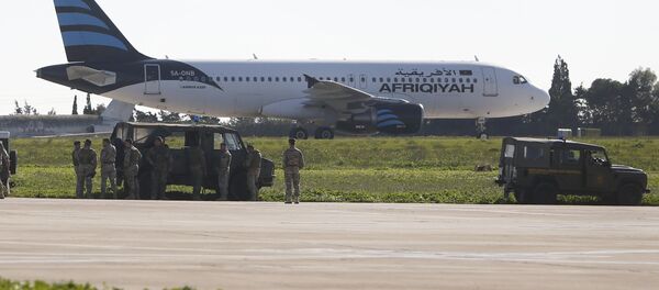 Không tặc cướp máy bay có trang bị vũ khí đang ở trên phi cơ Libya - Sputnik Việt Nam