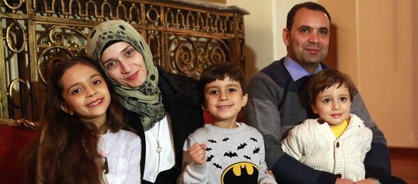 Em bé Bana từ Aleppo với gia đình - Sputnik Việt Nam