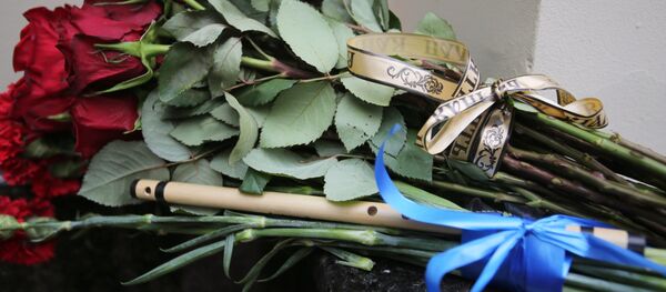 người dân Moskva đem hoa tới trước trụ sở Đoàn ca múa quân đội Alexandrov người dân Moskva đem hoa tới trước trụ sở Đoàn ca múa quân đội Alexandrov - Sputnik Việt Nam