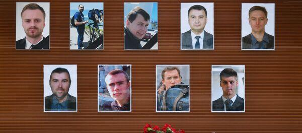 Ở  trung tâm truyền hình Ostankino, hoa đặt trước những bức ảnh chân dung nhà báo thiệt mạng trong vụ tai nạn  máy bay Tu-154 của Bộ Quốc phòng Nga xảy ra ngoài khơi vùng Biển Đen gần Sochi - Sputnik Việt Nam