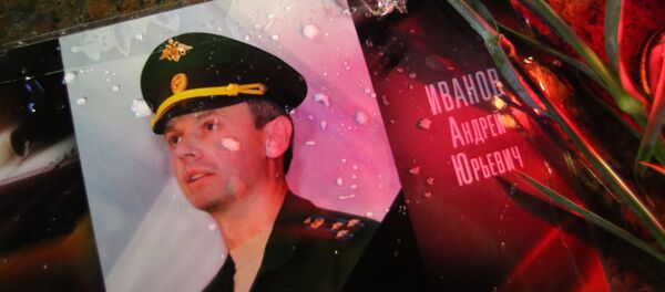 Những cây nến và bó hoa tưởng niệm nạn nhân máy bay Tu-154 Bộ Quốc phòng rơi ngoài khơi Sochi, Biển Đen - Sputnik Việt Nam