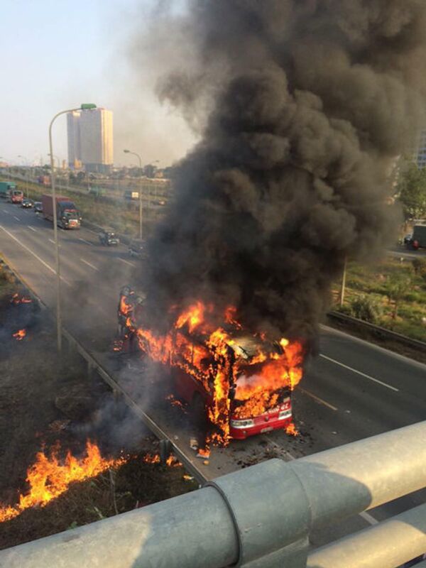 Xe khách bốc cháy - Sputnik Việt Nam