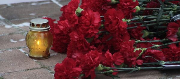 Những cây nến và bó hoa tưởng niệm nạn nhân máy bay Tu-154 Bộ Quốc phòng rơi ngoài khơi Sochi, Biển Đen - Sputnik Việt Nam