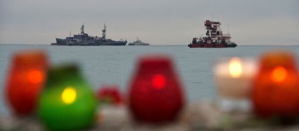 Những cây nến và bó hoa tưởng niệm nạn nhân máy bay Tu-154 Bộ Quốc phòng rơi ngoài khơi Sochi, Biển Đen - Sputnik Việt Nam