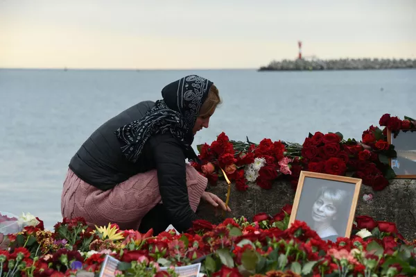 Nga. Hoa và nến trên bãi biển Sochi, nơi xảy ra tai nạn với máy bay Tu-154 Nga. Hoa và nến trên bãi biển Sochi, nơi xảy ra tai nạn với máy bay Tu-154 - Sputnik Việt Nam