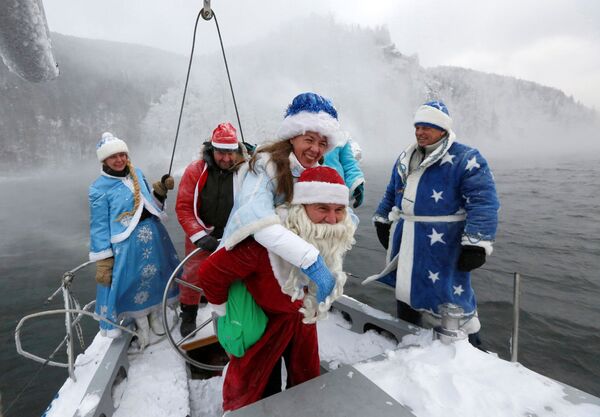 Các thành viên câu lạc bộ du thuyền Shkipper trong vai Ông già Tuyết và Cô gái Tuyết vượt sông Enisey, Krasnoyarsk - Sputnik Việt Nam