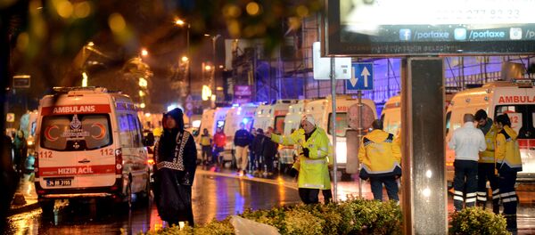 Ambulances line up on a road leading to a nightclub where a gun attack took place during a New Year party in Istanbul, Turkey, January 1, 2017. Ambulances line up on a road leading to a nightclub where a gun attack took place during a New Year party in Istanbul, Turkey, January 1, 2017. - Sputnik Việt Nam