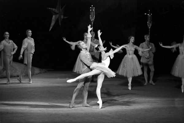 Một cảnh trong vở ballet kinh điển của Pyotr Tchaikovsky Shchelkunchik ( Kẹp hạt dẻ).Vai Masha do Nghệ sĩ nhân dân Liên Xô Ekaterina Maximova thể hiện, - Nghệ sĩ nhân dân Liên Xô Vladimir Vasilyev đóng vai Shchelkunchik . Một cảnh trong vở ballet kinh điển của Pyotr Tchaikovsky Shchelkunchik ( Kẹp hạt dẻ).Vai Masha do Nghệ sĩ nhân dân Liên Xô Ekaterina Maximova thể hiện, - Nghệ sĩ nhân dân Liên Xô Vladimir Vasilyev đóng vai Shchelkunchik . - Sputnik Việt Nam