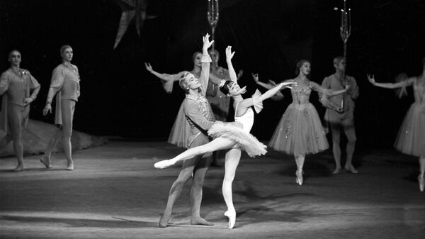 Một cảnh trong vở ballet kinh điển của Pyotr Tchaikovsky Shchelkunchik ( Kẹp hạt dẻ).Vai Masha do Nghệ sĩ nhân dân Liên Xô Ekaterina Maximova thể hiện, - Nghệ sĩ nhân dân Liên Xô Vladimir Vasilyev đóng vai Shchelkunchik . - Sputnik Việt Nam