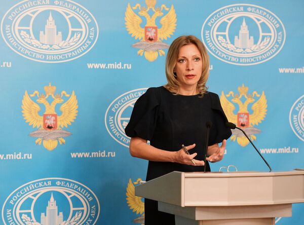 Zakharova trong bộ váy áo màu đen có tay bồng - Sputnik Việt Nam