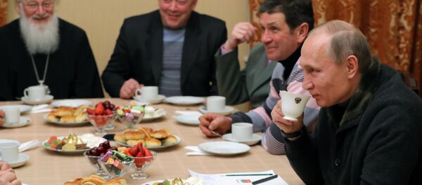 Tổng thống Nga Vladimir Putin trong cuộc giao lưu với các ngư dân sau lễ thánh Giáng sinh trong Tu viện Svyato- Yuriev ở vùng Novgorod. - Sputnik Việt Nam