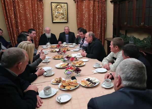 Tổng thống Nga Vladimir Putin trong cuộc giao lưu với các ngư dân sau lễ thánh Giáng sinh trong Tu viện Svyato- Yuriev ở vùng Novgorod. Tổng thống Nga Vladimir Putin trong cuộc giao lưu với các ngư dân sau lễ thánh Giáng sinh trong Tu viện Svyato- Yuriev ở vùng Novgorod. - Sputnik Việt Nam