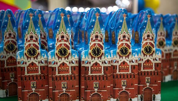 Quà tặng trẻ em dự lễ cây thông năm mới tại cung Kremlin, Moskva - Sputnik Việt Nam