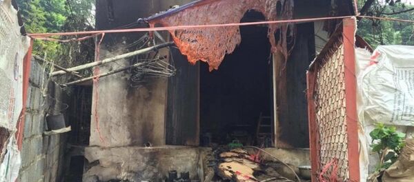 Sau khi tạt axit hàng xóm, bà Xuân đóng cửa đốt nhà tự tử. - Sputnik Việt Nam