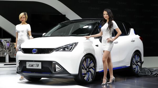 Các nữ người mẫu tạo dáng bên xe điện GAC Motors GE3 (Trung Quốc) - Sputnik Việt Nam