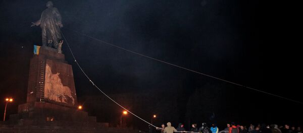 Những người lạ mặt phá tượng đài Vladimir Lenin ở Kharkov - Sputnik Việt Nam