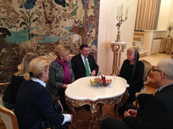 Hôm nay Thị trưởng Ankara Melih Gökçek đã trao cho góa phụ Đại sứ Nga Marina Karlova tài liệu về việc đặt tên Andrei Karlov cho con phố, nơi tọa lạc tòa Đại sứ quán Nga tại Ankara. Hôm nay Thị trưởng Ankara Melih Gökçek đã trao cho góa phụ Đại sứ Nga Marina Karlova tài liệu về việc đặt tên Andrei Karlov cho con phố, nơi tọa lạc tòa Đại sứ quán Nga tại Ankara. - Sputnik Việt Nam