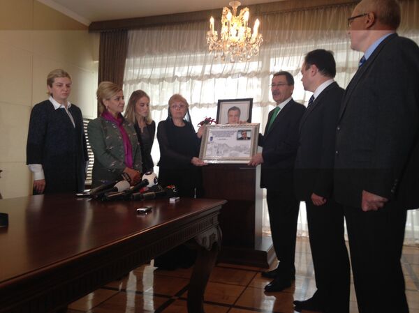 Hôm nay Thị trưởng Ankara Melih Gökçek đã trao cho góa phụ Đại sứ Nga Marina Karlova tài liệu về việc đặt tên Andrei Karlov cho con phố, nơi tọa lạc tòa Đại sứ quán Nga tại Ankara. Hôm nay Thị trưởng Ankara Melih Gökçek đã trao cho góa phụ Đại sứ Nga Marina Karlova tài liệu về việc đặt tên Andrei Karlov cho con phố, nơi tọa lạc tòa Đại sứ quán Nga tại Ankara. - Sputnik Việt Nam