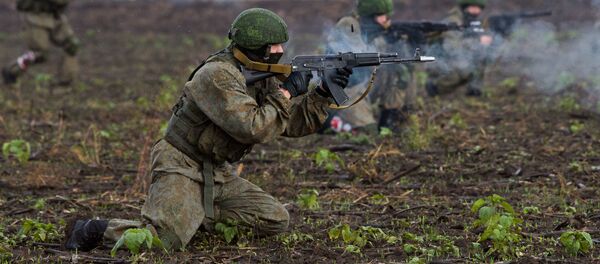 Quân nhân Nga trong cuộc tập trận chung của lính dù Nga, Belarus và Serbia Huynh đệ Slavo-2016 tại Serbia - Sputnik Việt Nam