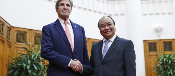Ngoại trưởng Hoa Kỳ John Kerry và Thủ tướng Việt Nam Nguyễn Xuân Phúc trong cuộc gặp tại Hà Nội Ngoại trưởng Hoa Kỳ John Kerry và Thủ tướng Việt Nam Nguyễn Xuân Phúc trong cuộc gặp tại Hà Nội - Sputnik Việt Nam
