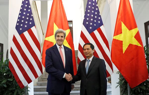Ngoại trưởng Hoa Kỳ John Kerry và Quyền Bộ trưởng Bộ Ngoại giao Việt Nam Bùi Thanh Sơn tại Hà Nội - Sputnik Việt Nam