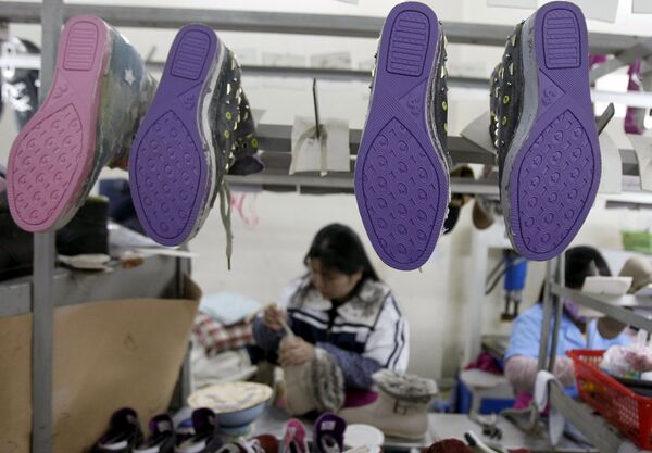 Một phụ nữ Việt ở một nhà máy giày  - Sputnik Việt Nam
