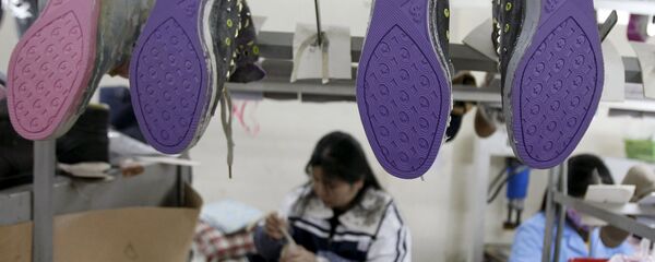 Một phụ nữ Việt ở một nhà máy giày - Sputnik Việt Nam