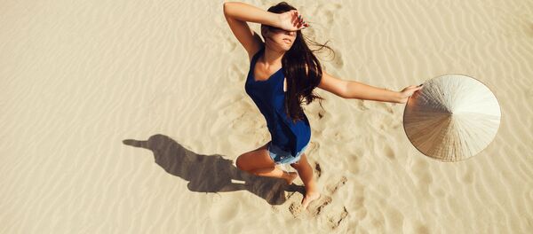 Cô gái trên bãi biển Việt Nam Cô gái trên bãi biển Việt Nam - Sputnik Việt Nam