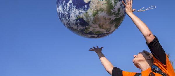 Cô gái ném quả bóng có hình Trái đất - Sputnik Việt Nam