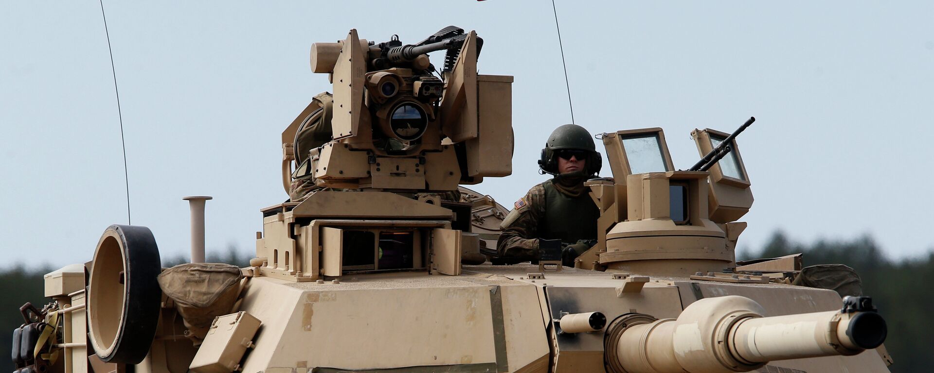 A U.S. soldier from the 2nd Battalion, 1st Brigade Combat Team, 3rd Infantry Division on an M1A2 Abrams battle tank during a military exercise at the Gaiziunu Training Range in Pabrade some 60km (38 miles) north of the capital Vilnius, Lithuania, Thursday, April 9, 2015 - Sputnik Việt Nam, 1920, 06.02.2022