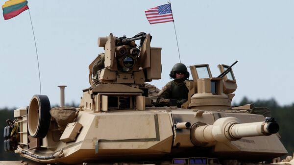 A U.S. soldier from the 2nd Battalion, 1st Brigade Combat Team, 3rd Infantry Division on an M1A2 Abrams battle tank during a military exercise at the Gaiziunu Training Range in Pabrade some 60km (38 miles) north of the capital Vilnius, Lithuania, Thursday, April 9, 2015 - Sputnik Việt Nam