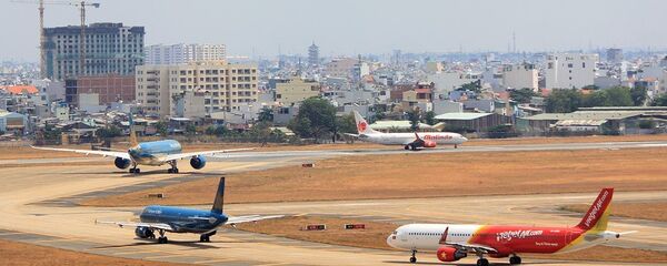 Máy bay ngập trên không và đường băng tại Tân Sơn Nhất Máy bay ngập trên không và đường băng tại Tân Sơn Nhất - Sputnik Việt Nam