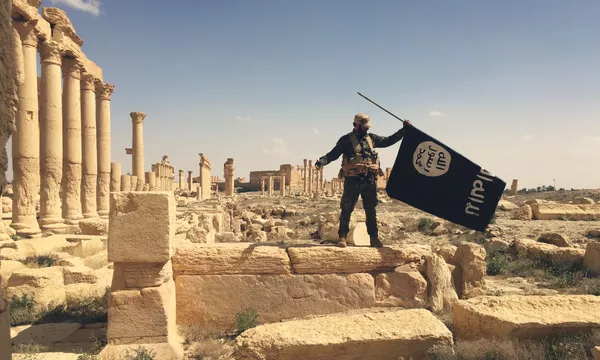 Chiếc lá cờ khủng bố IS đầu tiên bị giật trong đống đổ nát của thành phố cổ Palmyra Chiếc lá cờ khủng bố IS đầu tiên bị giật trong đống đổ nát của thành phố cổ Palmyra - Sputnik Việt Nam