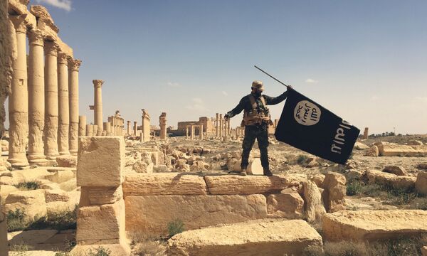 Chiếc lá cờ khủng bố IS đầu tiên bị giật trong đống đổ nát của thành  phố cổ Palmyra - Sputnik Việt Nam