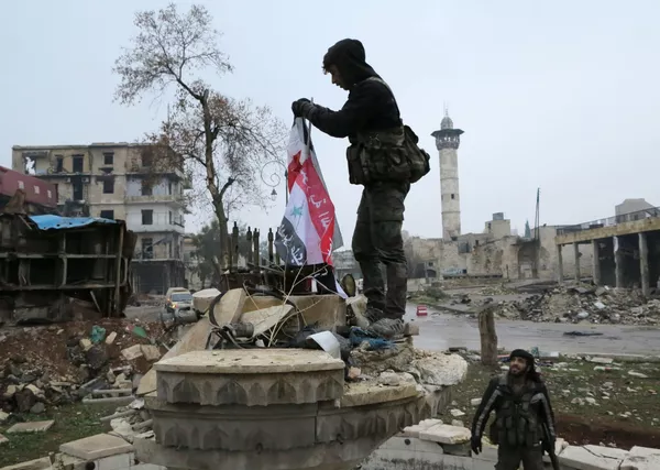 Những người lính trong một khu phố ở phía Đông Aleppo mới được giải phóng Những người lính trong một khu phố ở phía Đông Aleppo mới được giải phóng - Sputnik Việt Nam