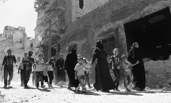 Những thường dân ra khỏi khu phố Salah-ad-Din bị phiến quân bắt giữ. Aleppo, Syria Những thường dân ra khỏi khu phố Salah-ad-Din bị phiến quân bắt giữ. Aleppo, Syria - Sputnik Việt Nam