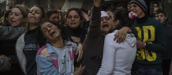 Thân nhân của những người thiệt mạng và những người bị thương do hành động khủng bố ở trung tâm thành phố Homs Thân nhân của những người thiệt mạng và những người bị thương do hành động khủng bố ở trung tâm thành phố Homs - Sputnik Việt Nam