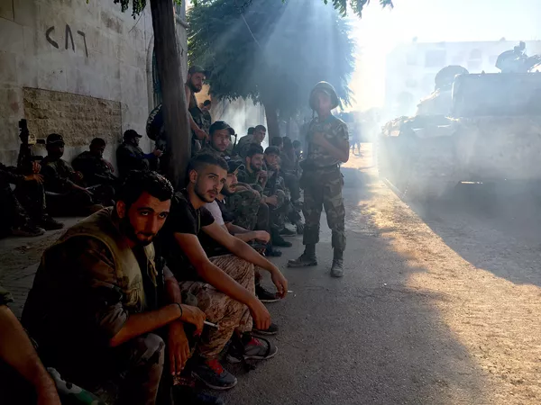 Những người lính của quân đội Syria mở cuộc tấn công gần Học viện Hậu cần ở phía Tây Nam Aleppo, Syria Những người lính của quân đội Syria mở cuộc tấn công gần Học viện Hậu cần ở phía Tây Nam Aleppo, Syria - Sputnik Việt Nam