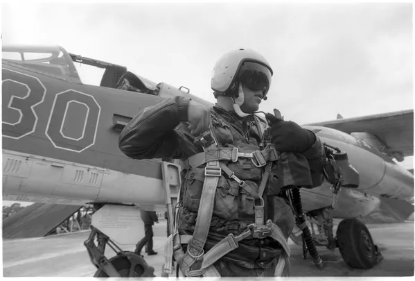 Phi công máy bay cường kích Su-25 đang chuẩn bị thực hiện nhiệm vụ chiến đấu tại căn cứ không quân Hmeymim ở Syria Phi công máy bay cường kích Su-25 đang chuẩn bị thực hiện nhiệm vụ chiến đấu tại căn cứ không quân Hmeymim ở Syria - Sputnik Việt Nam