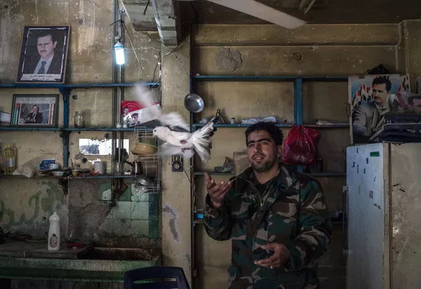 Binh sĩ quân đội Cộng hòa Ả Rập Syria tại trạm kiểm soát ở khu phố Al Hamedi bị tàn phá, thành phố Homs Binh sĩ quân đội Cộng hòa Ả Rập Syria tại trạm kiểm soát ở khu phố Al Hamedi bị tàn phá, thành phố Homs - Sputnik Việt Nam